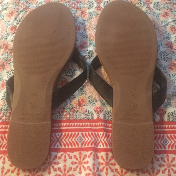 NWOT Black Sandals with Silver Medallion. Size 9. - Picture 2 of 2